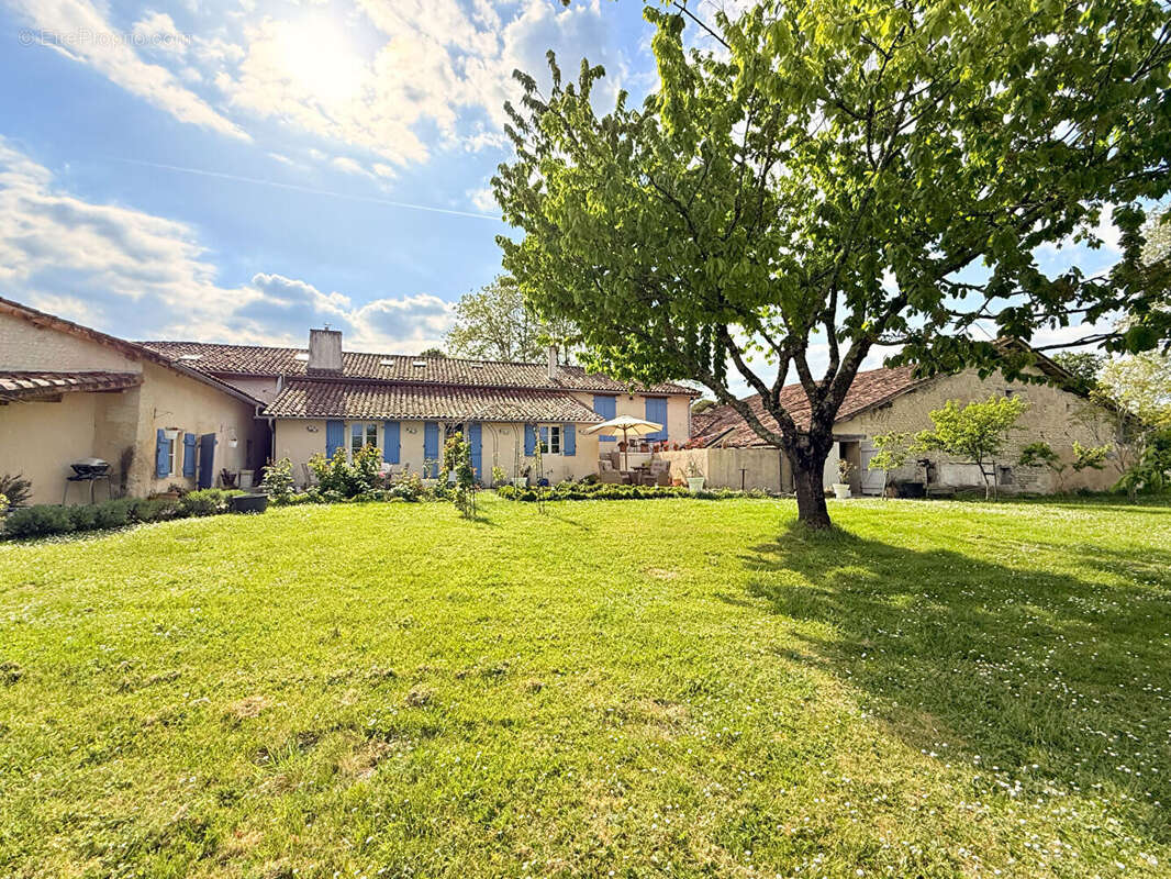 MAISON DE CARACTERE près d'Aubeterre-sur-Dronne - photo 17