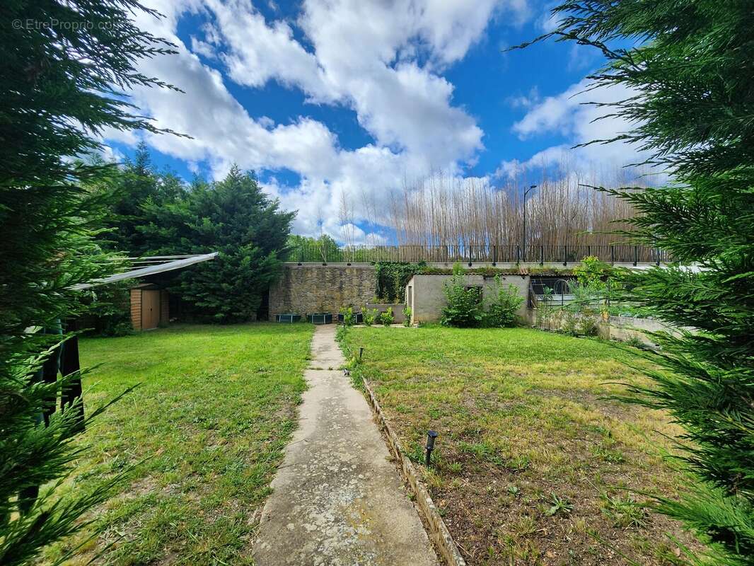LIMOUX -Grande Maison Familiale Indépendante avec Jardin, Garage et Accès à Pied au Centre-Ville - photo 14