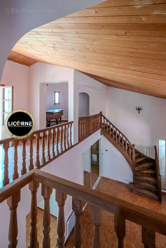 Maison 523 m² à Meyrargues  - photo 7