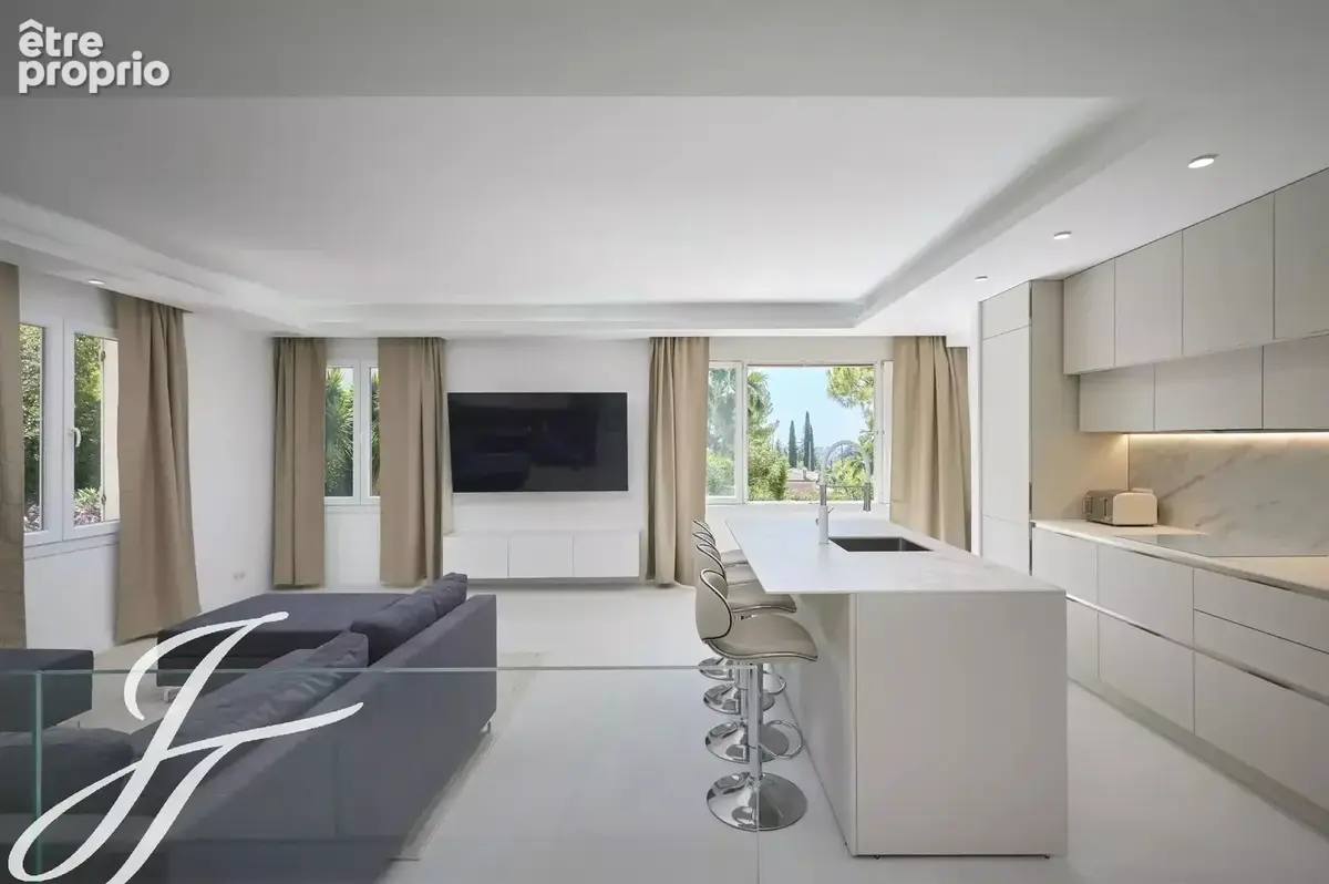 Mougins - Villa rénovée avec vue dégagée et aperçu mer - photo 2