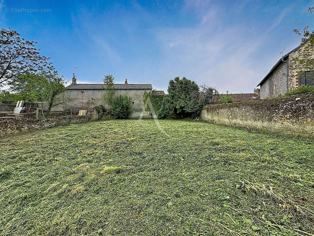 Terrain à CHAVAGNES