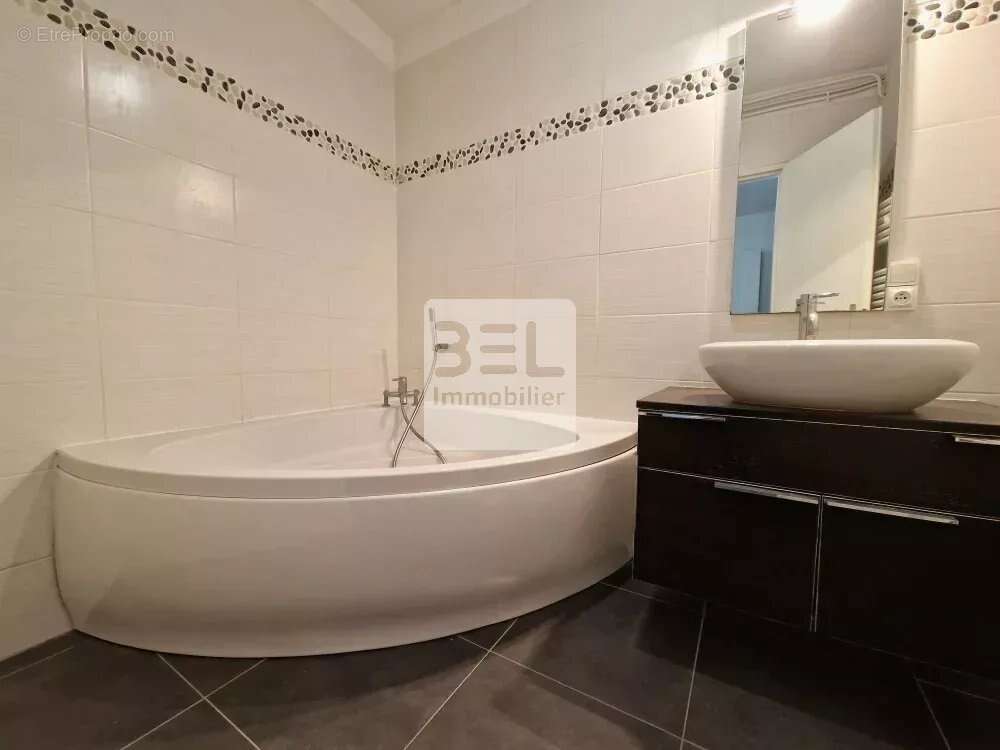 Appartement à BAGNOLS-SUR-CEZE