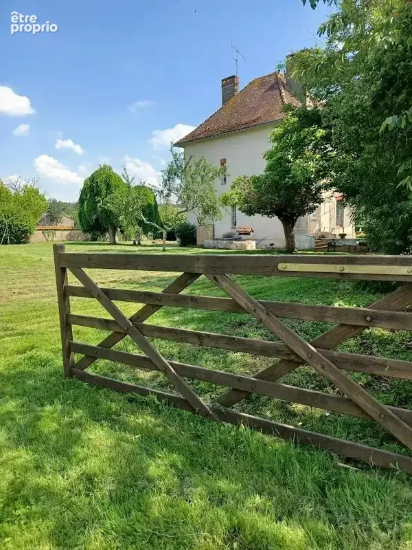A vendre dans l'Indre, une belle villa avec gîte et jardin. - photo 2