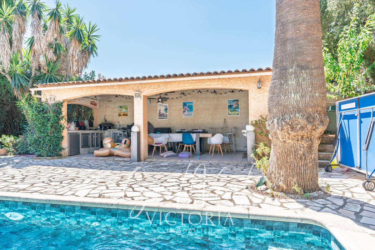 LA LONDE-LES-MAURES  maison familiale avec piscine, pool house et vaste garage - photo 4