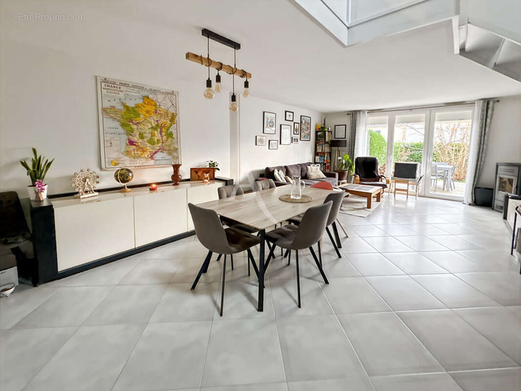 Maison à JOUY-LE-MOUTIER