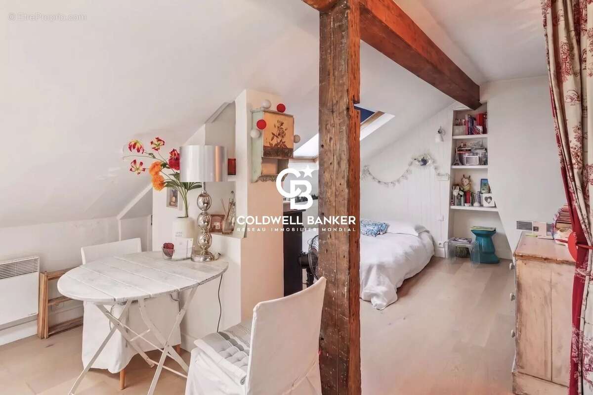Exclusivité Coldwell Banker - Studio mansardé dans le Marais - photo 3