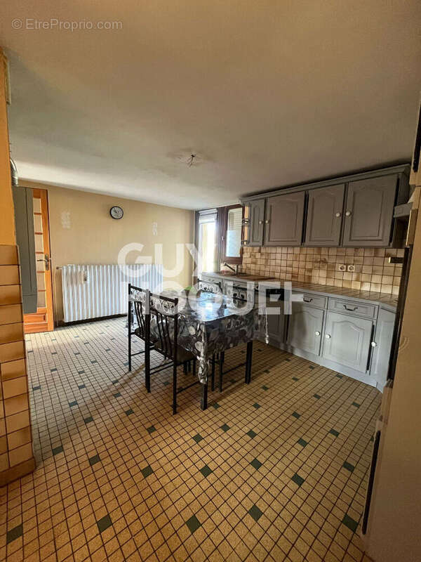 Maison à LACHAPELLE-SOUS-ROUGEMONT