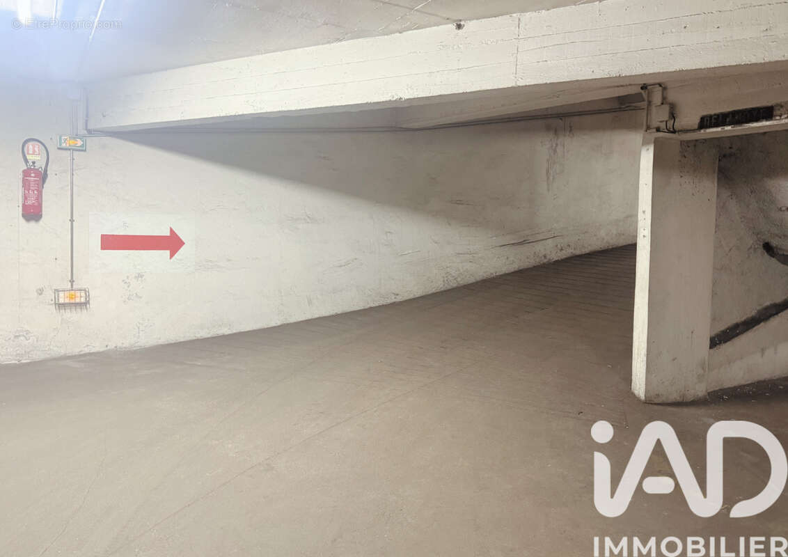 Photo 3 - Parking à PARIS-9E