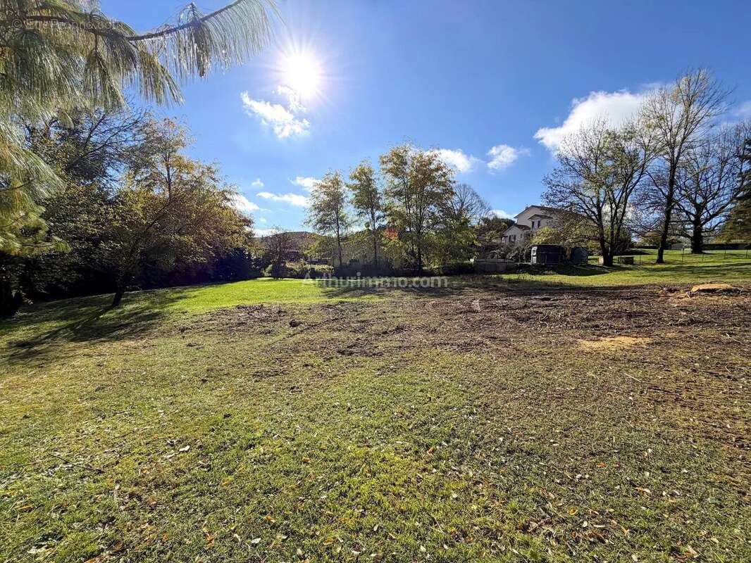 Terrain à SAINT-VICTOR-DE-MORESTEL