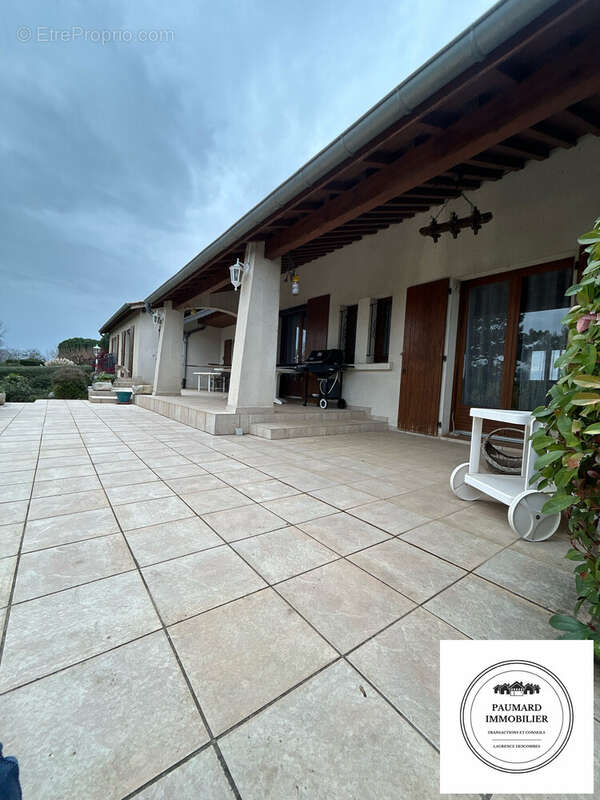  terrasse spacieuse dont 1 partie couverte  - Maison à GRANGES-LES-BEAUMONT