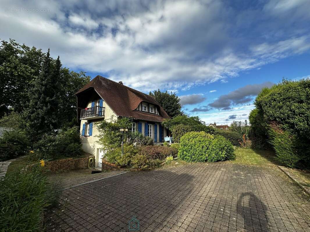 Maison à SAINT-ETIENNE-DU-ROUVRAY