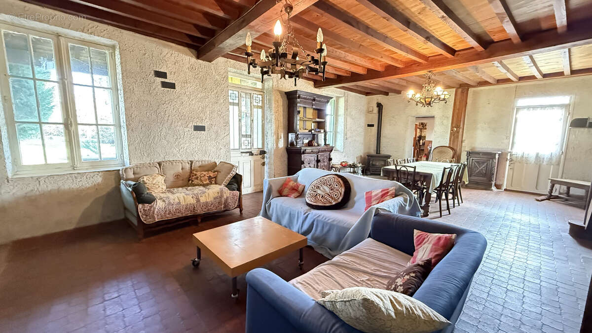 Maison de campagne familiale à rénover entièrement avec grand terrain et dépendances - photo 8