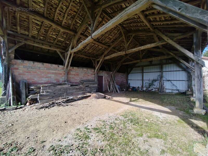 Située à MIRAMONT LATOUR, maison à rénover avec vue panoramique - photo 6