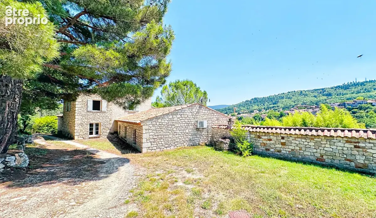 Superbe villa au calme et a la vue imprenable sur le château de cereste-en-luberon sur 7380m2 de terrain avec piscine - photo 5