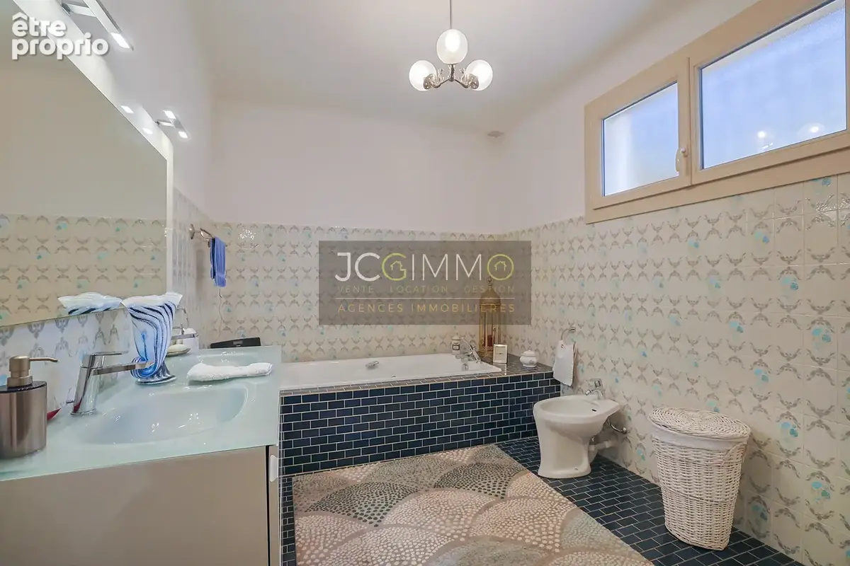 Villa de 318m2 avec deux logements indépendants et fort potentiel ! - photo 21
