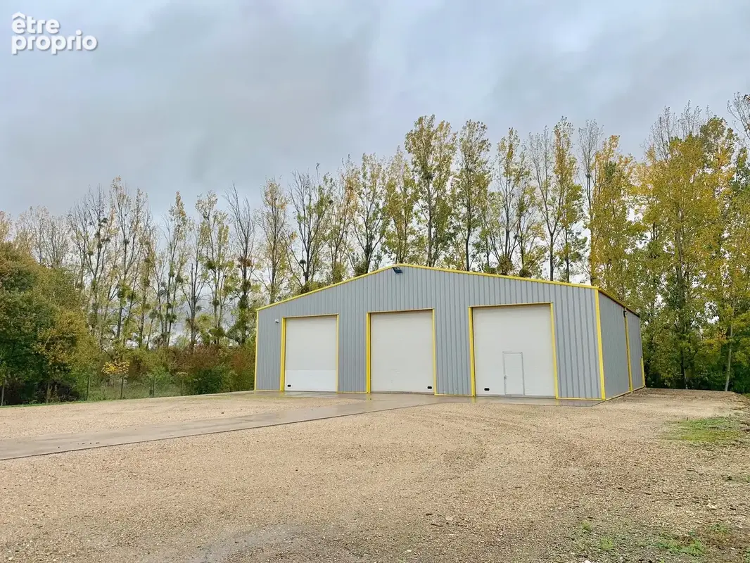 LOCAL PROFESSIONNEL + STOCKAGE - 1170 m2 bâtis sur 5886m2 de terrain - photo 6