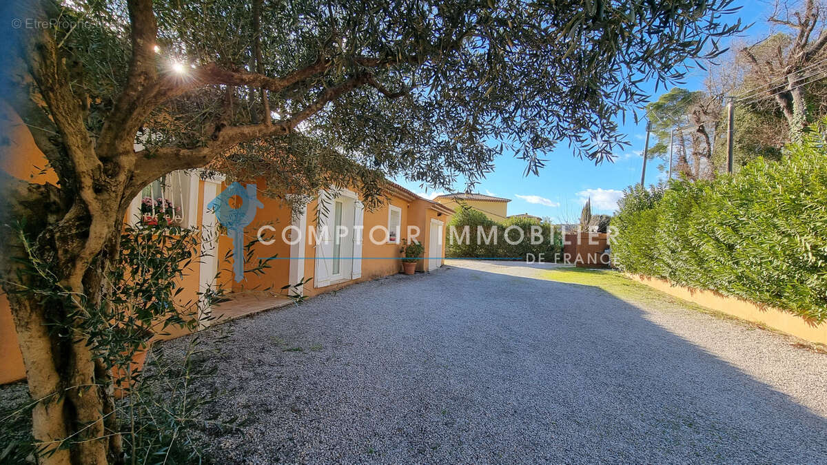 VAR (83) - À VENDRE - LA MOTTE - Superbe Villa 4 chambres avec piscine dans un environnement bucolique - photo 16