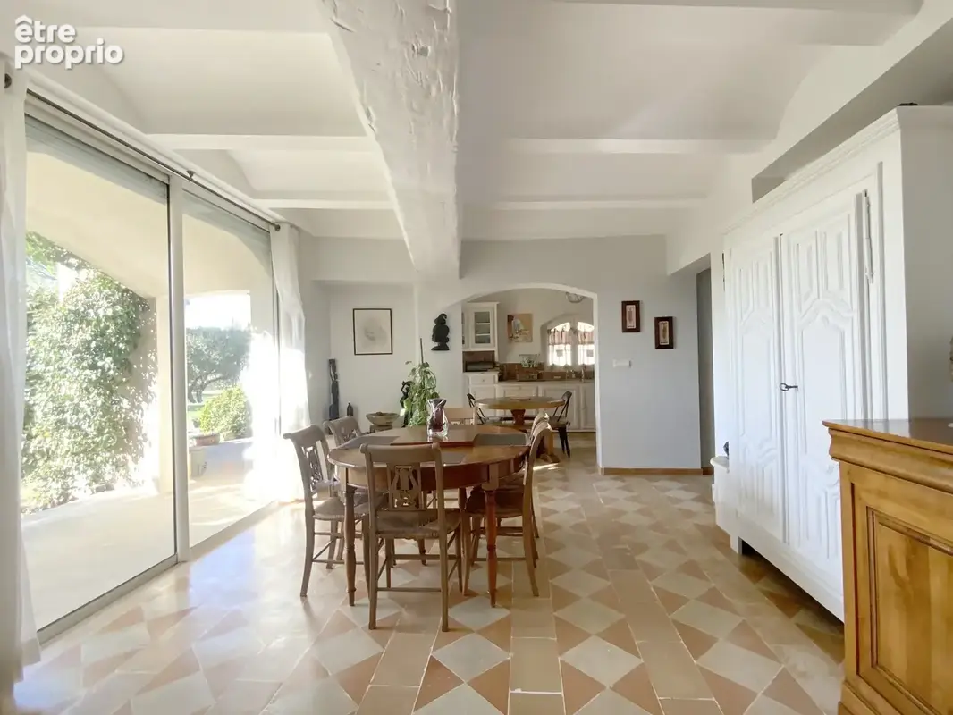 Très belle villa dans un village avec commerces sur un terrain de 3500 m2. - photo 4