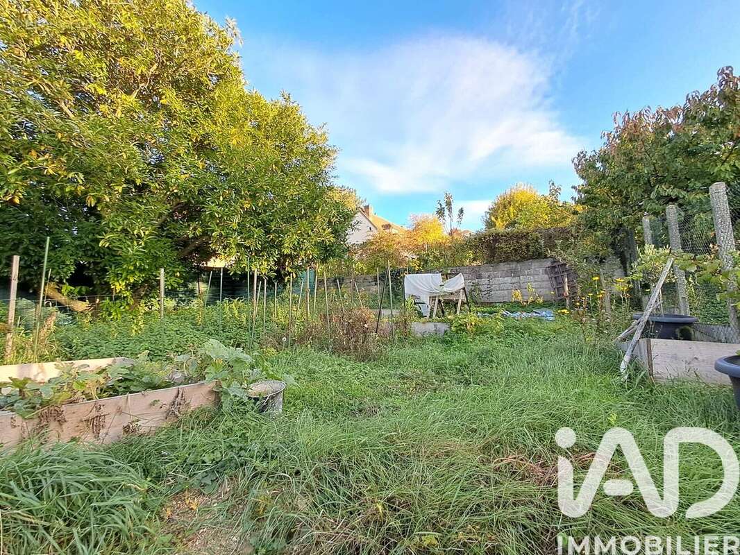 Photo 4 - Parking à COURGIS