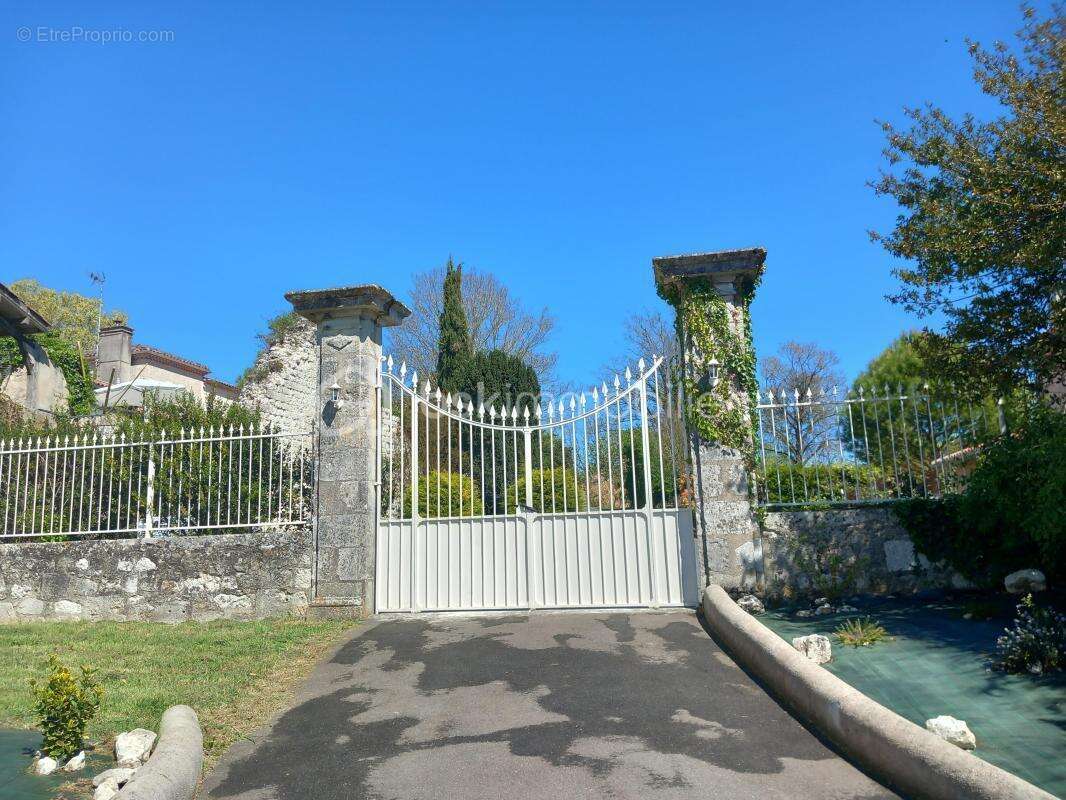 Maison à MONCAUT
