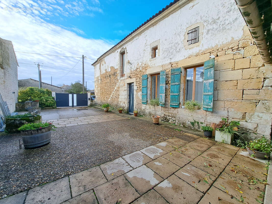 Maison à SAINT-SIGISMOND-DE-CLERMONT