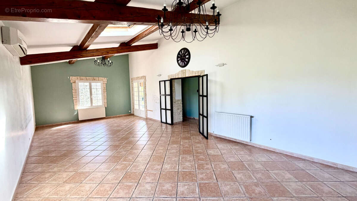 Maison à ENTRAIGUES-SUR-LA-SORGUE