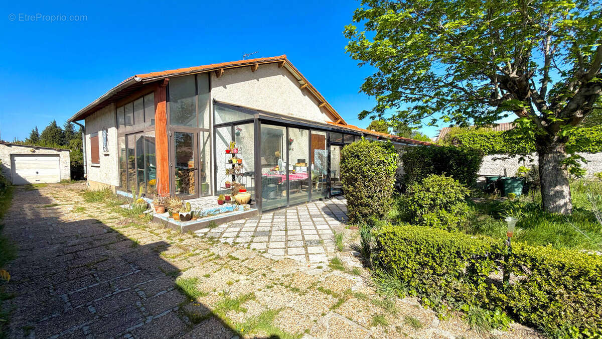 Maison à ENTRAIGUES-SUR-LA-SORGUE