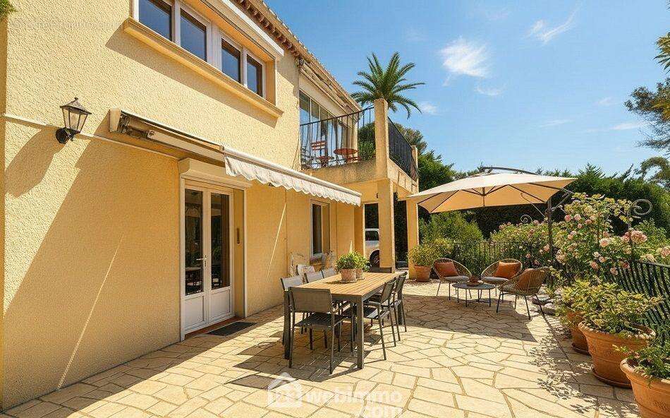 Un espace extérieur convivial pour recevoir en toute tranquillité. - Maison à FREJUS
