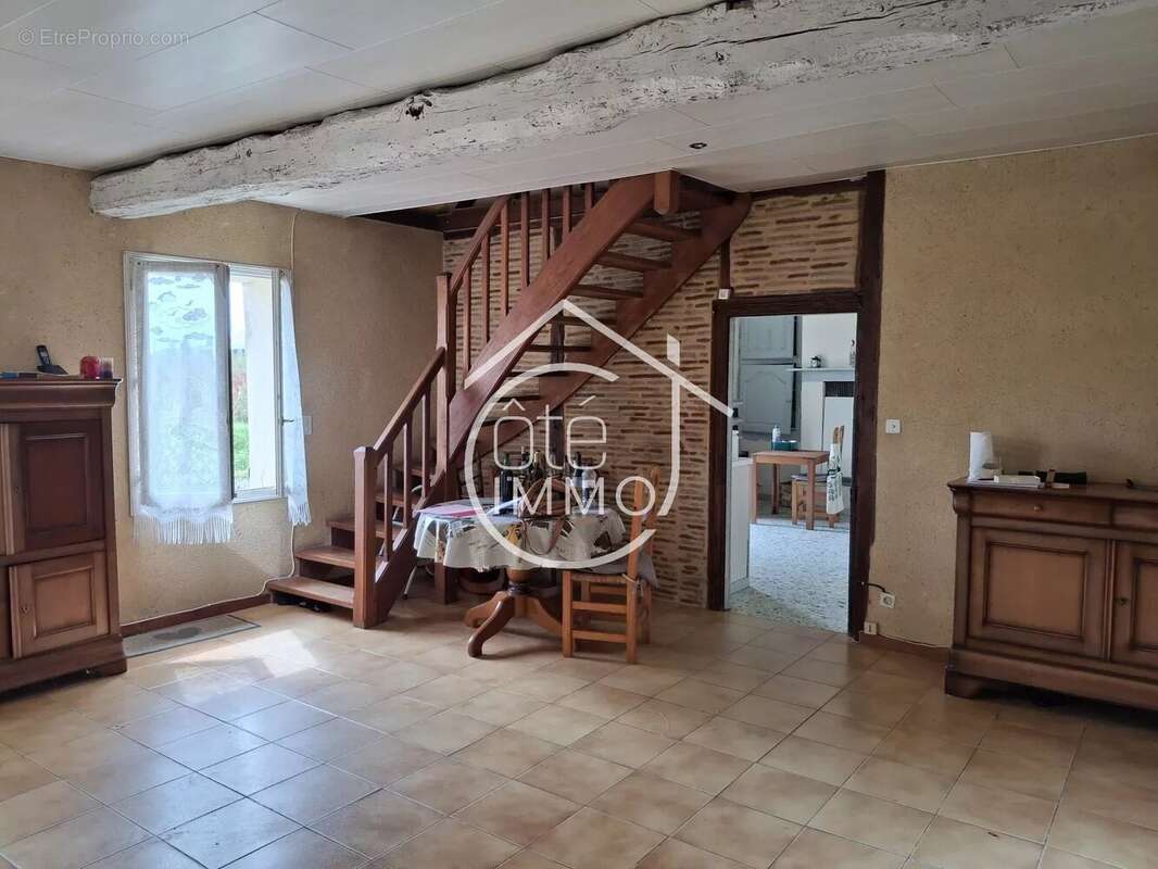 Maison à COURS-DE-PILE