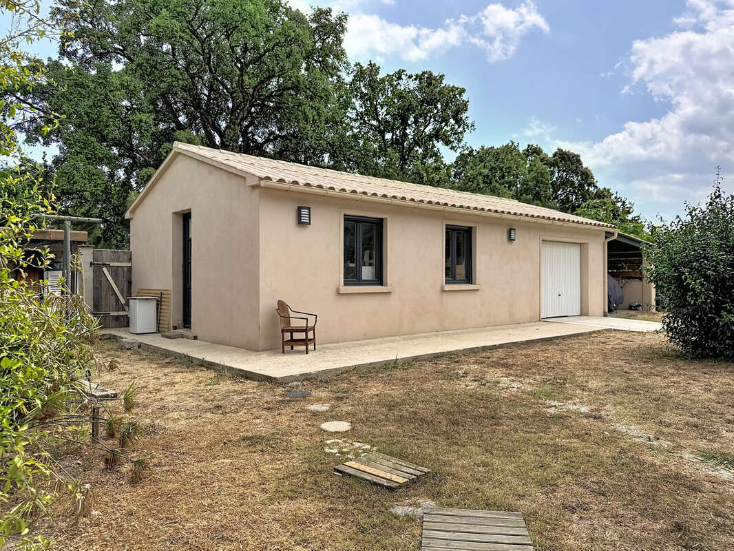 Prunelli-di-Fiumorbo   Maison d'environ 120 m2 sur terrain d'environ 2 000 m2 avec dépendance, garage et carpo - photo 3