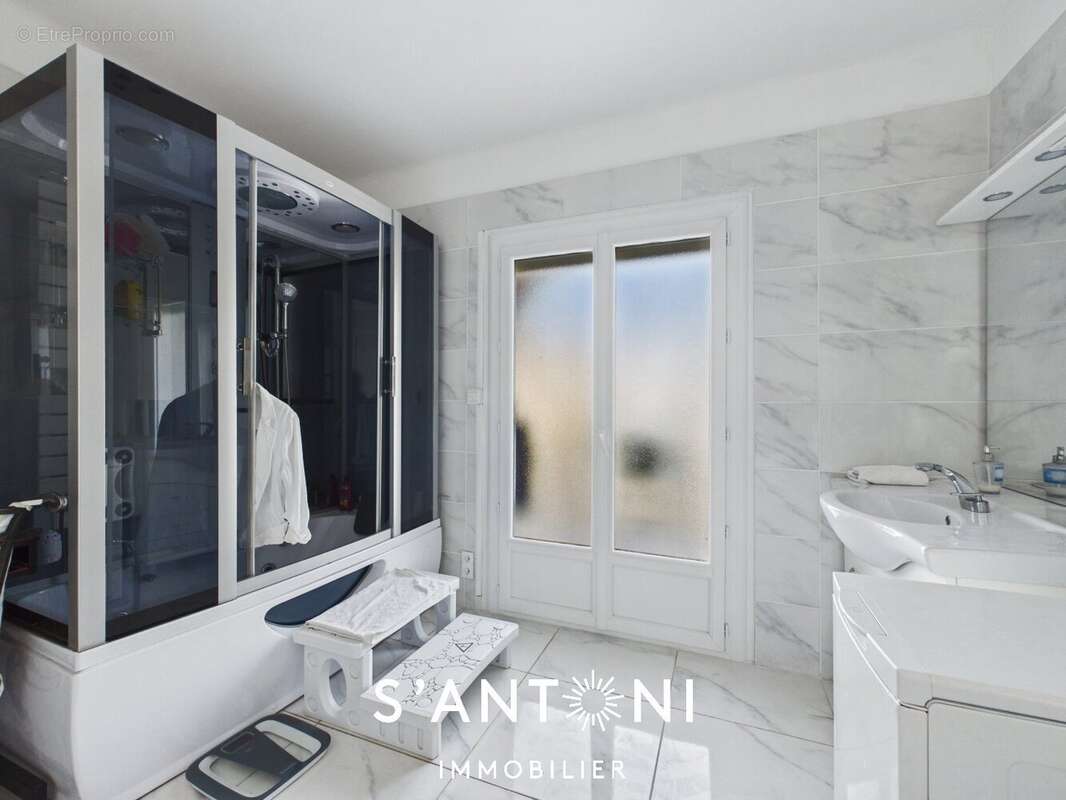 BEZIERS - Maison familiale 186 m² avec piscine et grand terrain de 860 m² - photo 12
