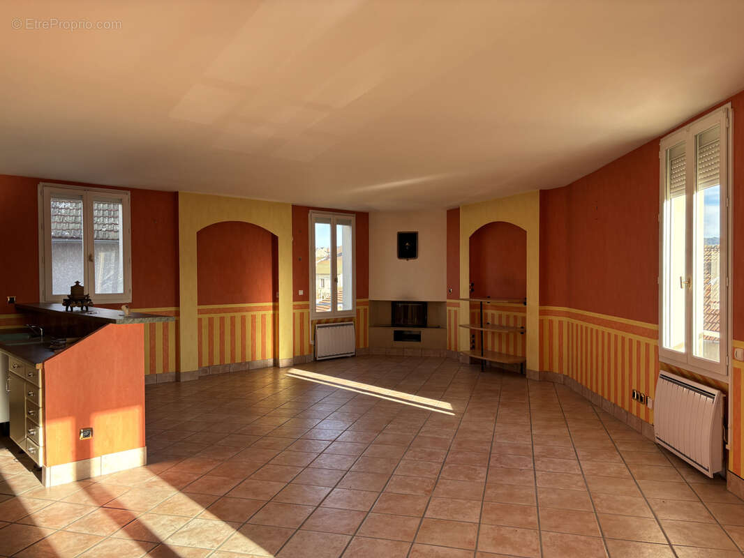 Maison à LE MAYET-DE-MONTAGNE