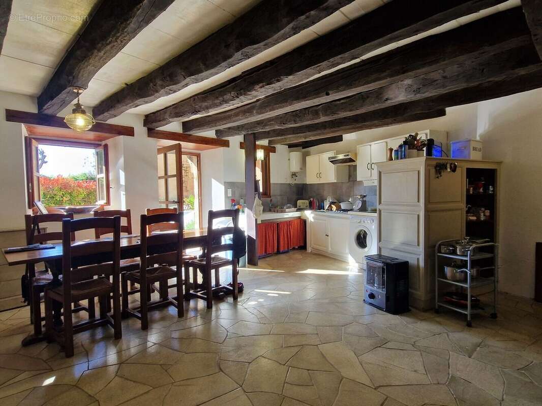 Maison de caractère en pierres avec jardin et dépendance - photo 11