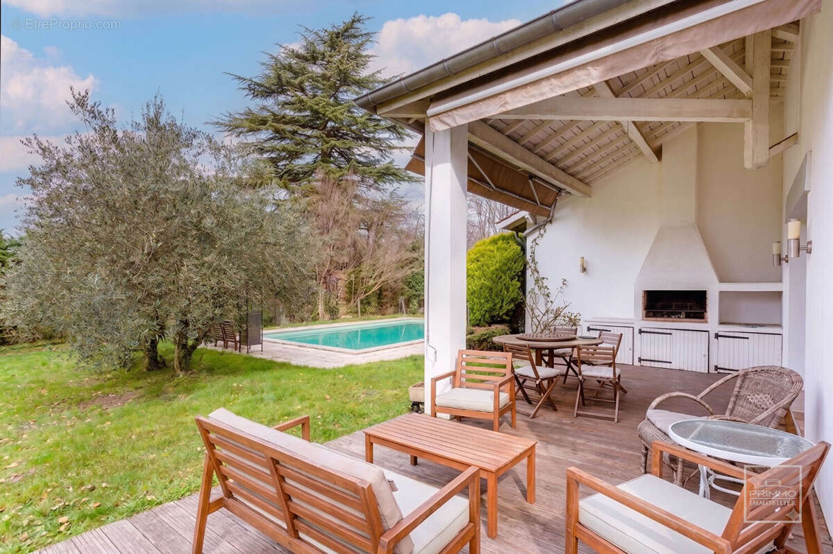 SAINT CYR AU MONT D'OR, Maison de 240m² sur 3200m² de terrain plat, arboré et clos - photo 2