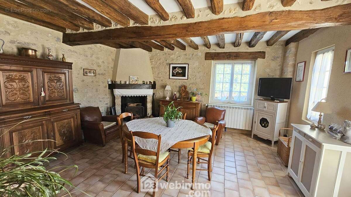 Une autre vue du séjour.