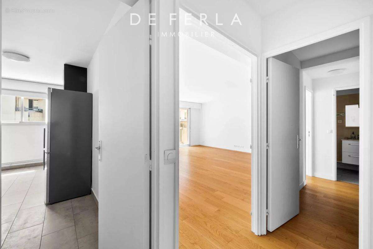 Paris XVᵉ – Appartement familial traversant avec doubles balcons et parking - photo 6
