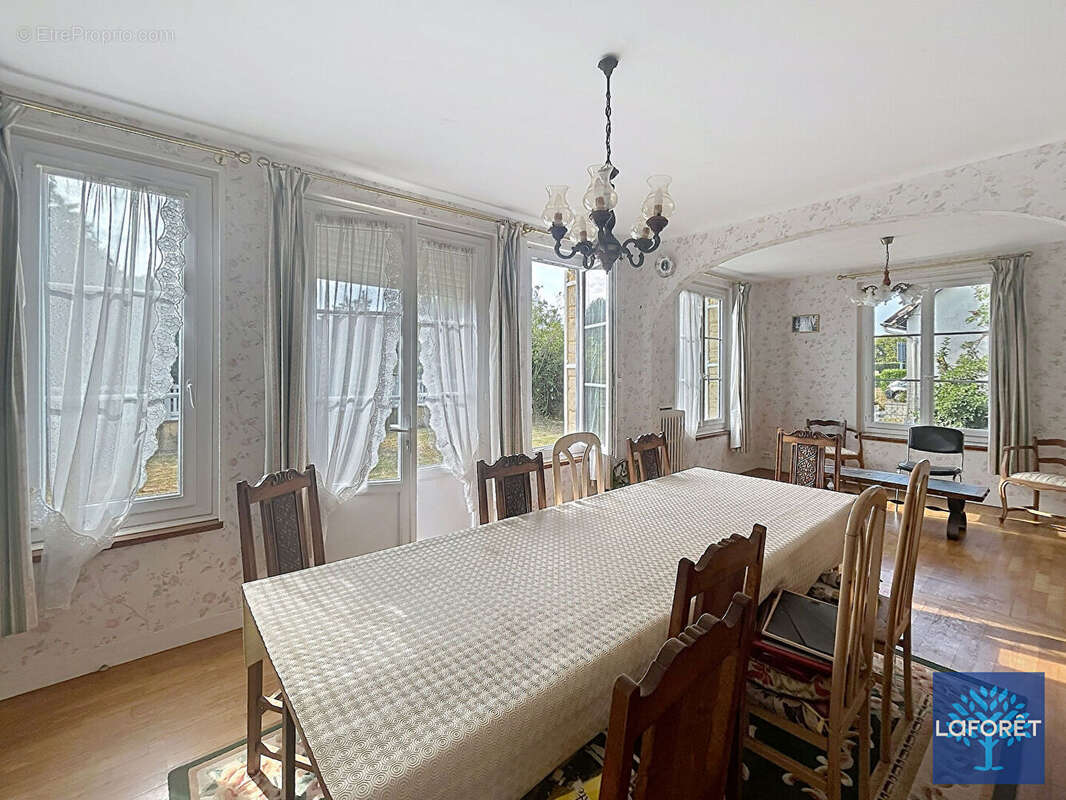 Maison 6 pièce(s) 120 m2 avec un hangar de 300m²  , des dépendances et deux garages - photo 5