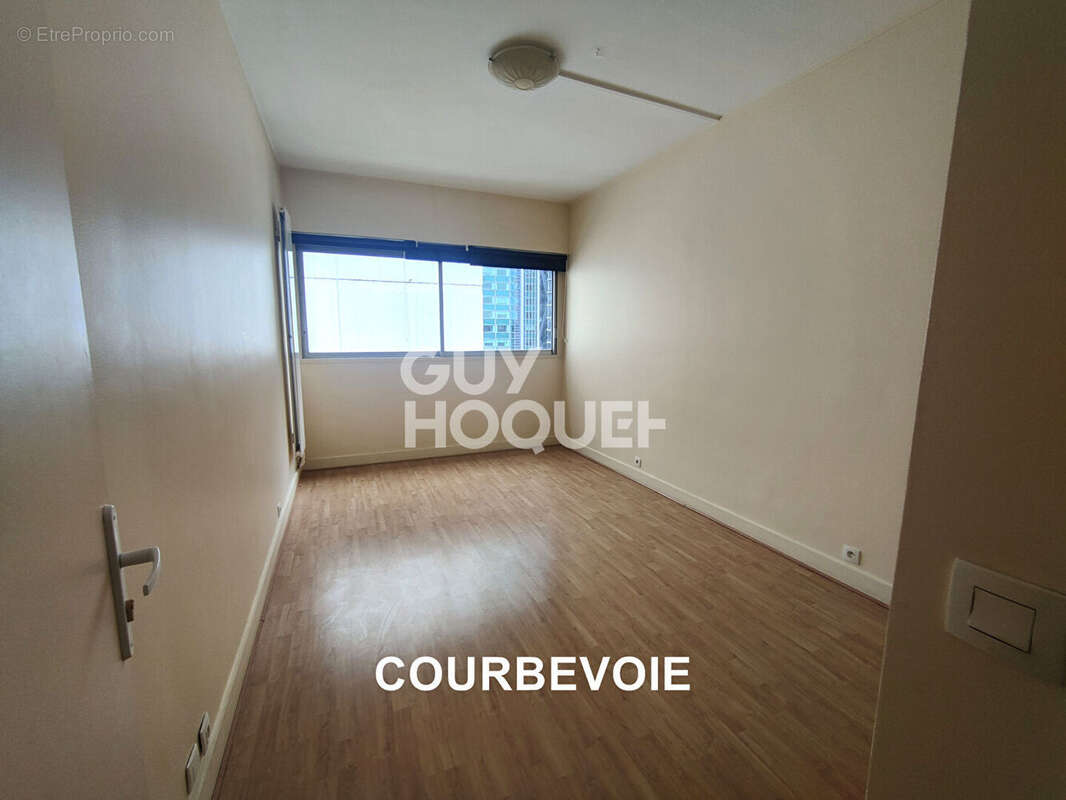 Appartement à COURBEVOIE