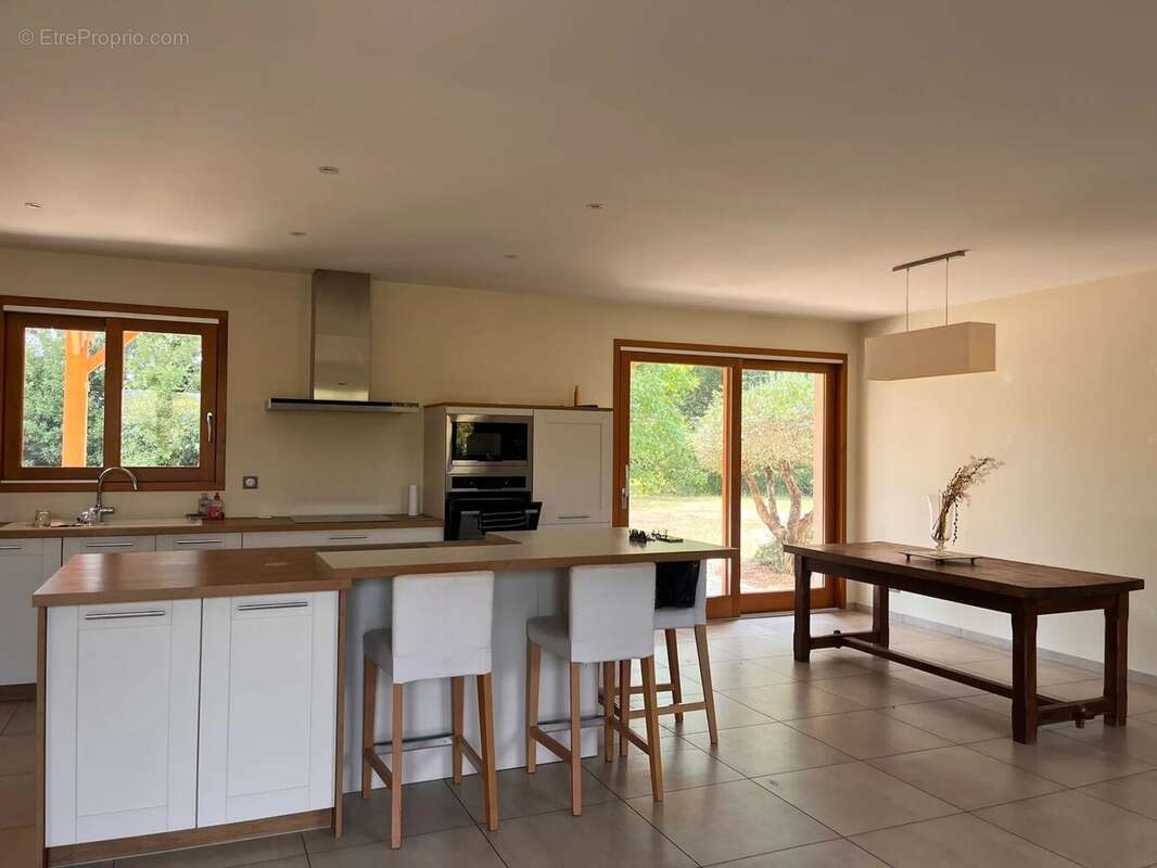 GRANDE MAISON de plain pied avec garage ,jardin,piscine. - photo 3