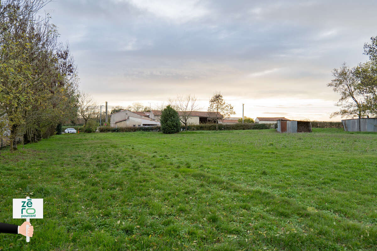 Terrain à MAREUIL-SUR-LAY-DISSAIS