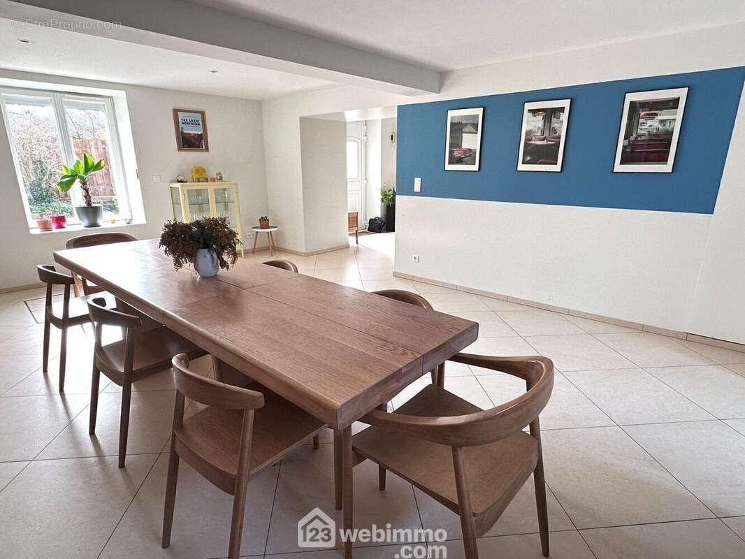 Une salle à manger idéale pour accueillir vos repas de famille.
