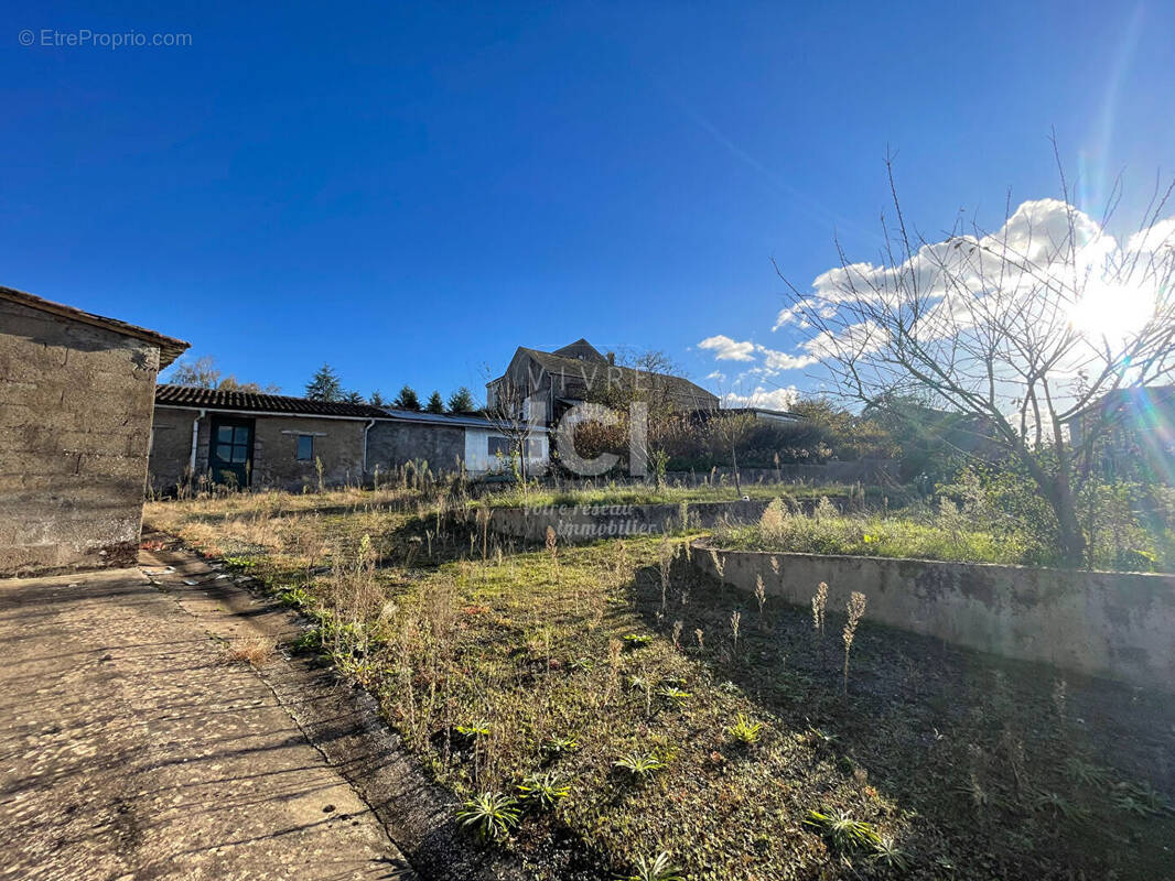 Terrain à CORCOUE-SUR-LOGNE