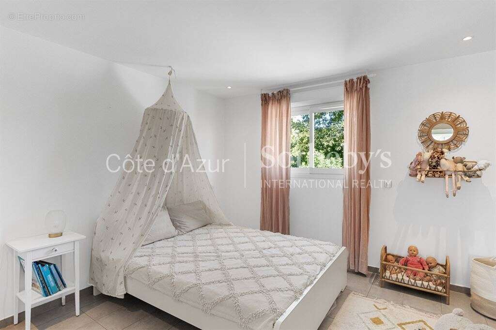 Maison à LA ROQUETTE-SUR-SIAGNE