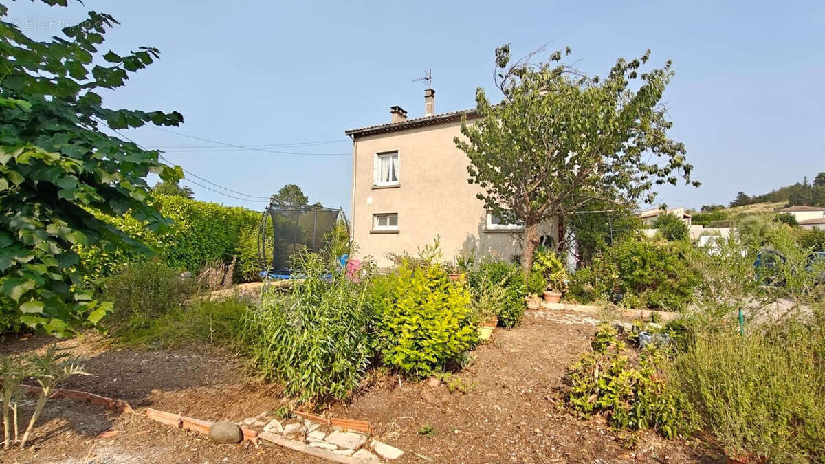 À seulement 3 km de Limoux, dans un village calme et recherché, découvrez cette maison de 130 m2 habitables of - photo 2
