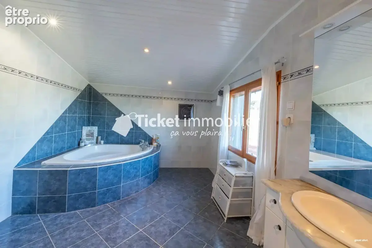 THIL - Maison T5 de 226m2 avec piscine, terrain de 9000m2 et dépendance à rénover - photo 12