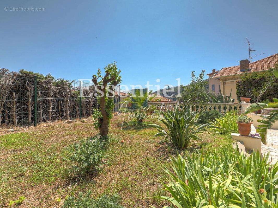 VILLEFRANCHE-SUR-MER  Appartement-villa de 107 m² avec plus de 300 m² de jardin - photo 2