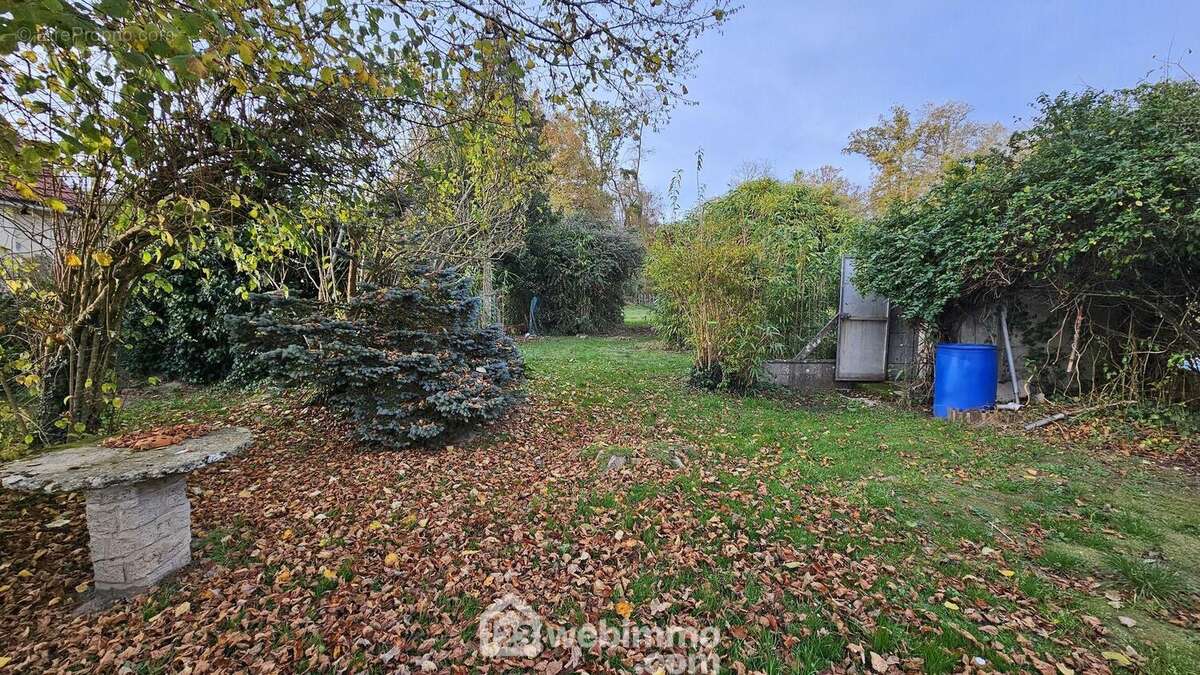 Une façade linéaire de 17 mètres. - Terrain à SOISY-SUR-ECOLE