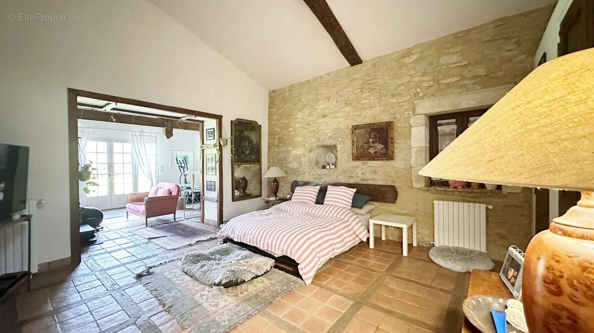 Propriete de type t8 de 292 m2 + 2 dependances + piscine + 3 garages - photo 19