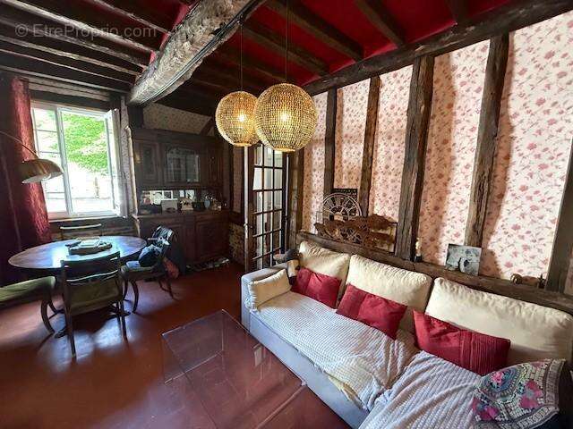 Maison à SAINT-MARTIN-DE-BIENFAITE-LA-CRESSONNIERE