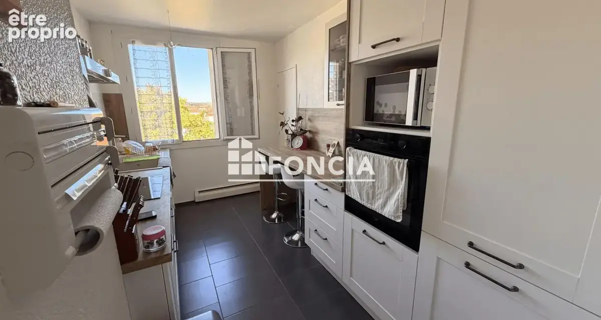  **Coup de cœur assuré !** Découvrez ce bel appartement de 75 m², entièrement rénové, situé au dernier étage de la résidence. Il - photo 2